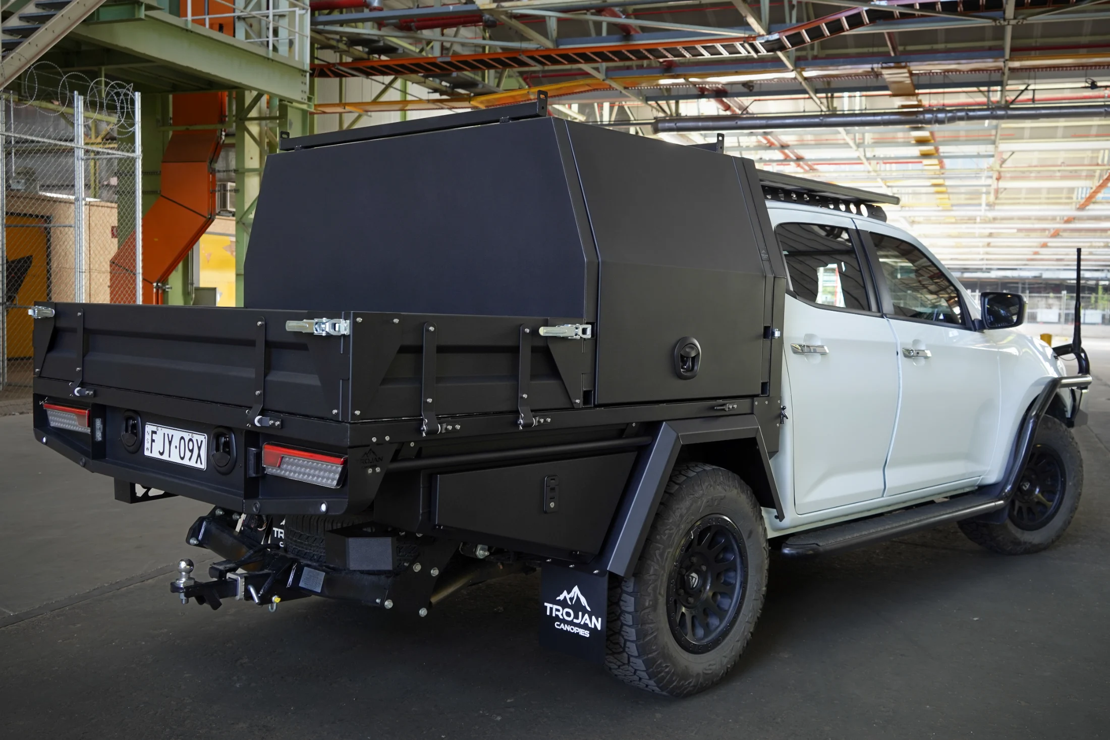 Rear view of 1800mm tray and 1000m canopy on White DMax