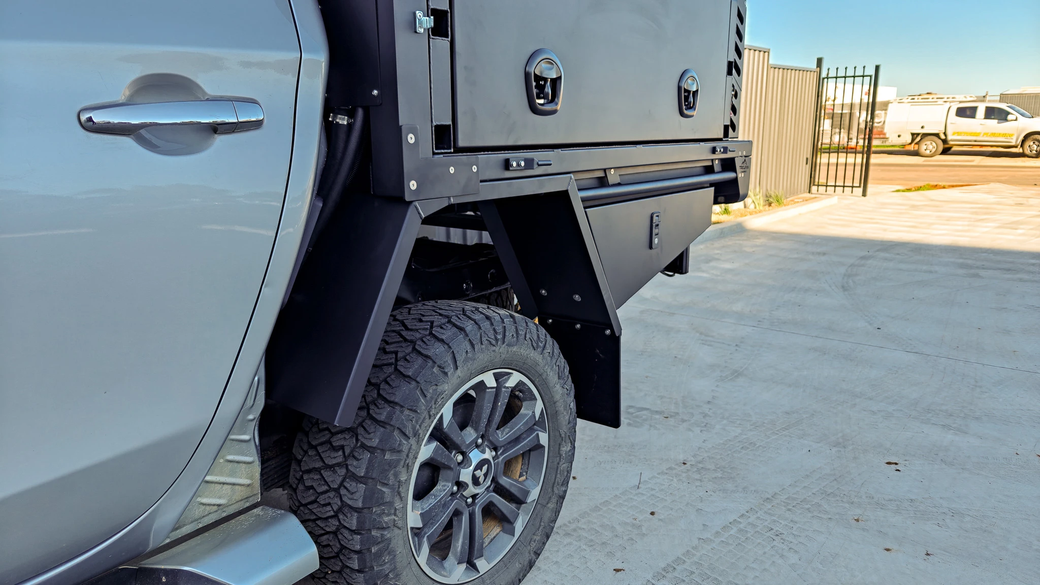 Flared wheel guards and undertray boxes 1600mm MR Mitsubishi Triton alloy tray