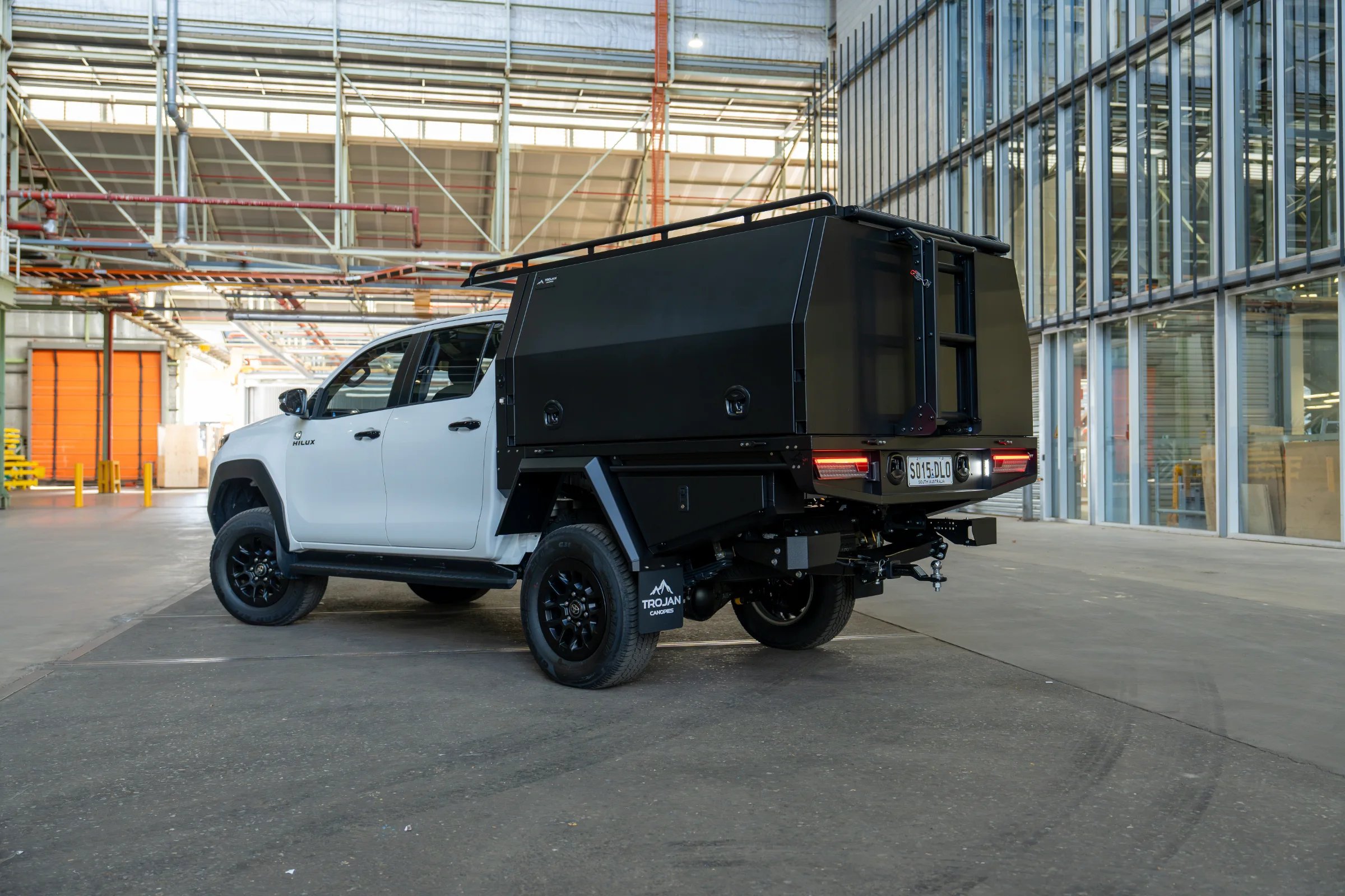 1800mm Tray and Canopy on N90 Toyota Hilux